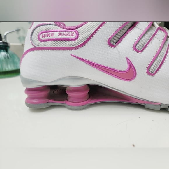 Womens Nike Shox Sneakers Pink & White Athletic Shoes - Picture 4 of 12